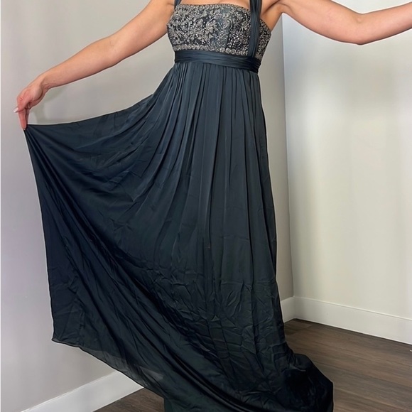 Reem Acra Evening Gown Emerald Crystal Embellishments Halter with Square Neck Reem Acra Evening Gown Emerald Crystal Embellishments Halter with Square Neck